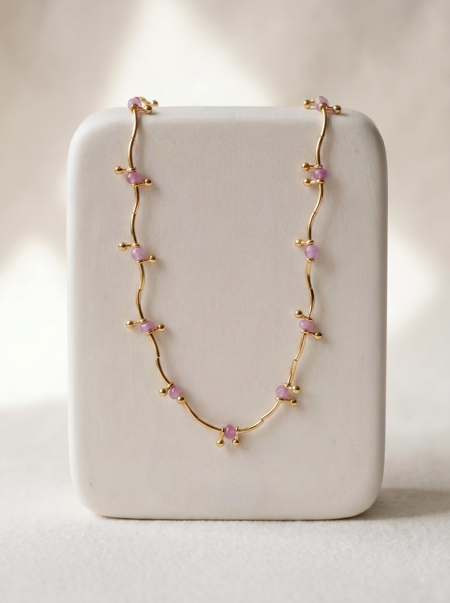 
Amethyst wavy choker necklace in gold-plated vine chain with light purple gemstone beads