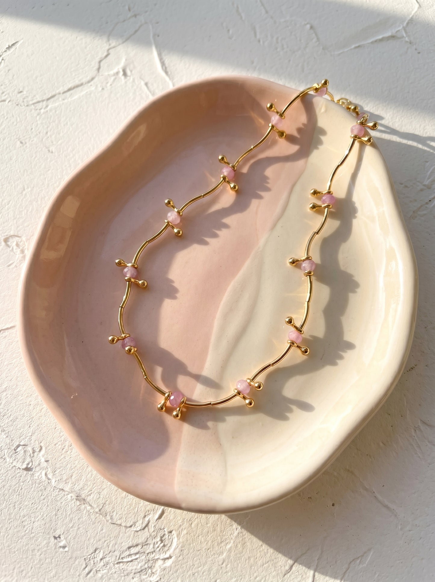
Amethyst wavy choker necklace in gold-plated vine chain with light purple gemstone beads