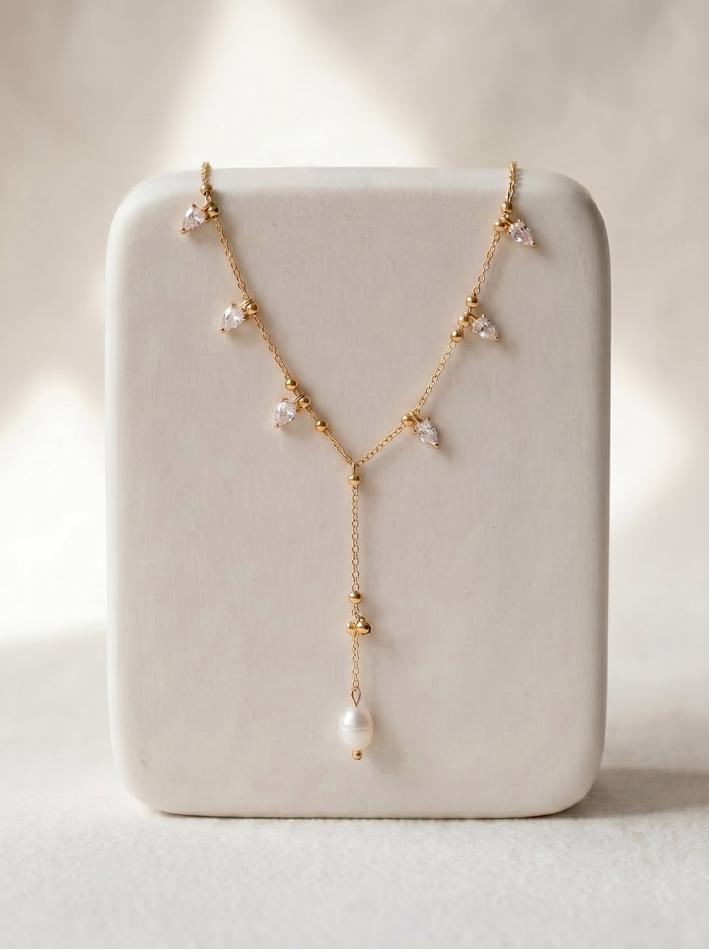 Crystal and pearl drop lariat necklace in gold-plated chain with baroque freshwater pearl pendant
