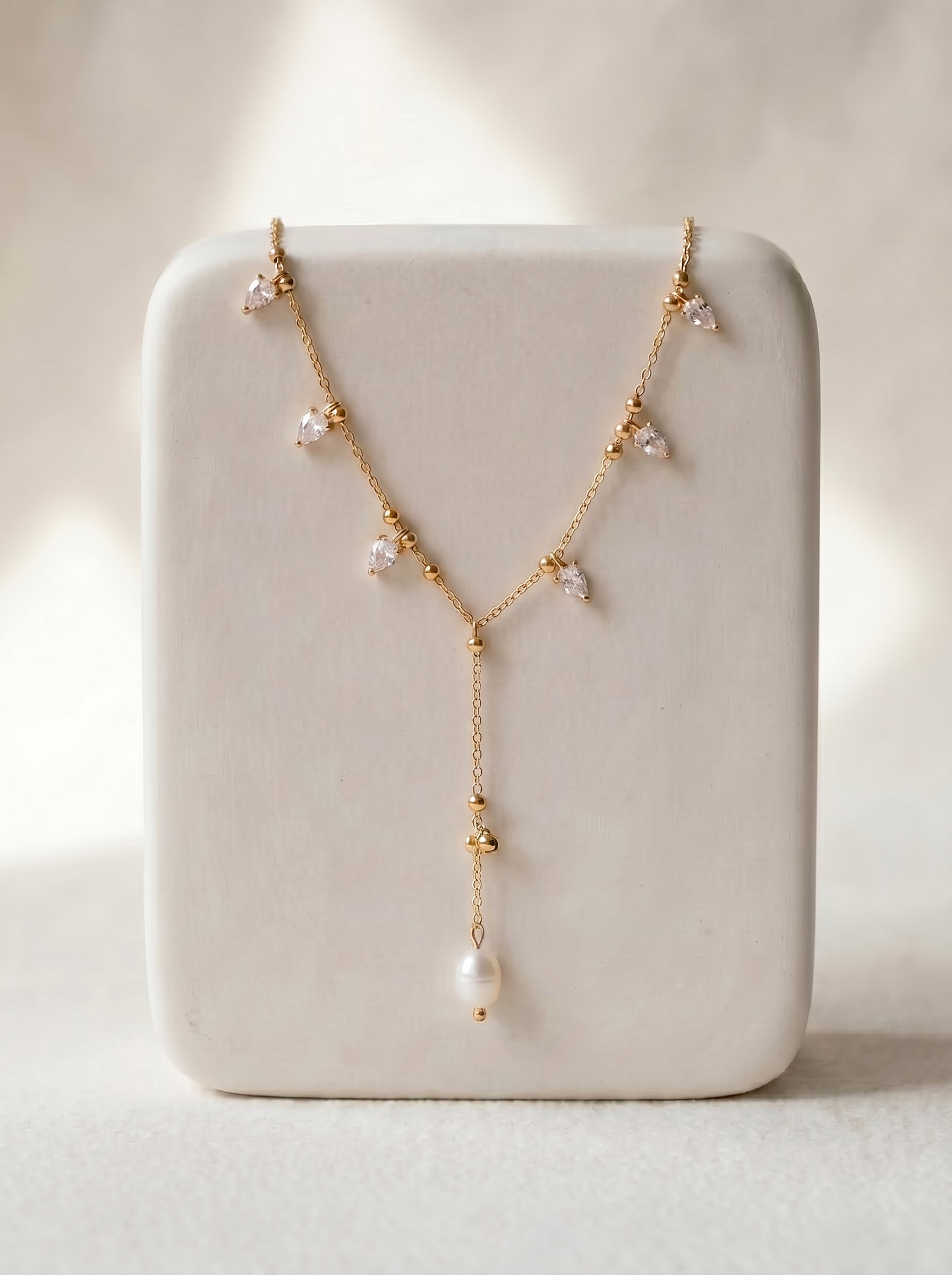 Crystal and pearl drop lariat necklace in gold-plated chain with baroque freshwater pearl pendant