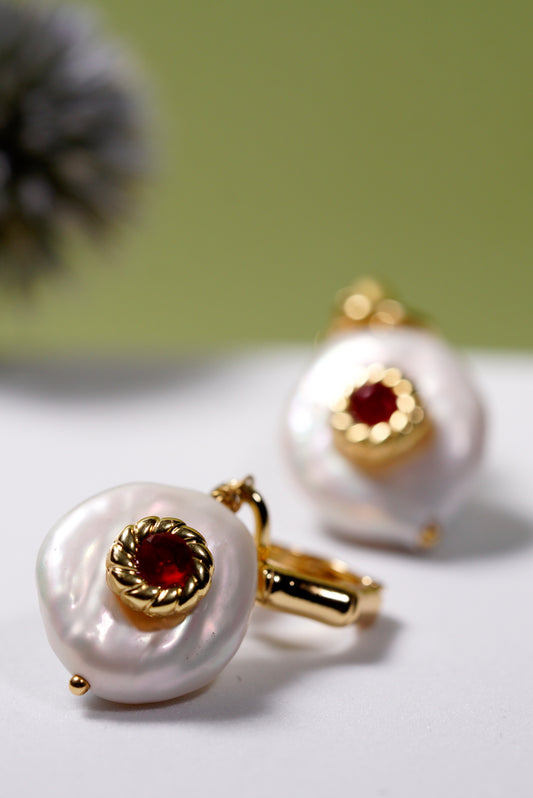Biwa Pearl Wave Gold-Plated Hoop Earring with red details